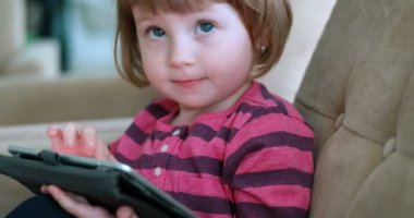  Modern daire tablet kullanarak çocuk 