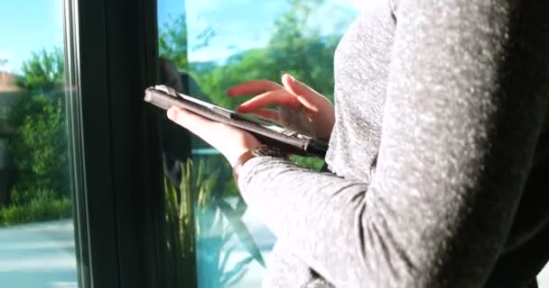 Jovem mulher usando computador tablet — Vídeo de Stock
