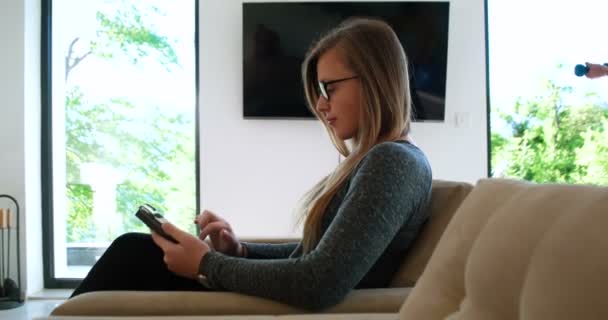 Mujer joven usando tableta — Vídeos de Stock