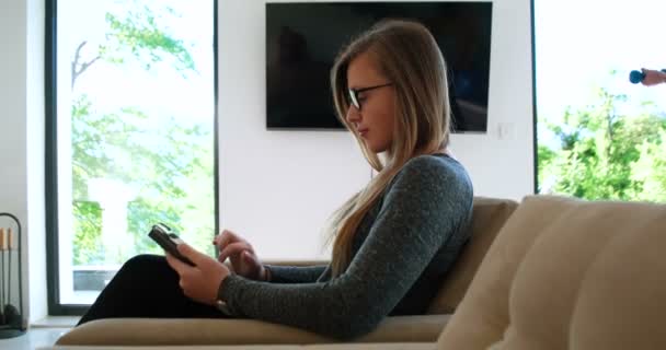 Jovem mulher usando computador tablet — Vídeo de Stock