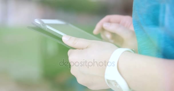 Mujer usando tableta en casa junto a la ventana — Vídeos de Stock