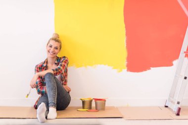 katta oturan genç kadın ressam