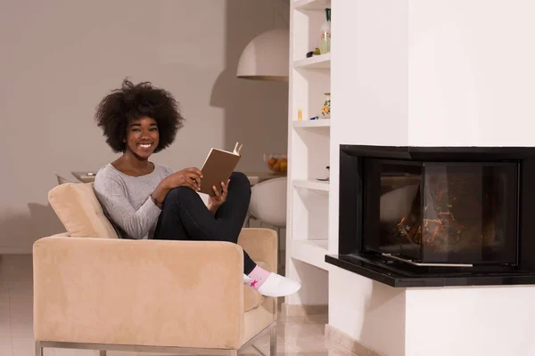 Negro mujer en casa lectura libro —  Fotos de Stock