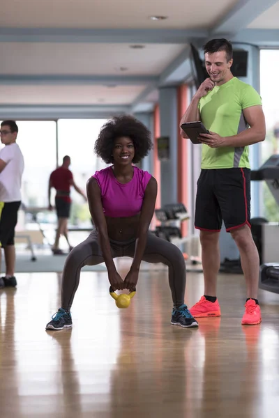 Exercícios de pesos com personal trainer no ginásio crossfit — Fotografia de Stock