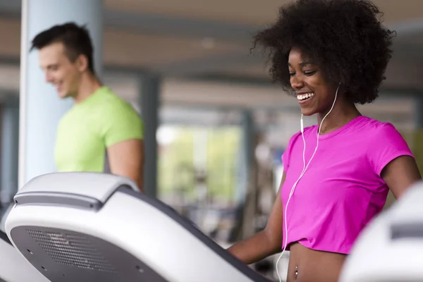 Personnes exerçant un cardio sur tapis roulant — Photo