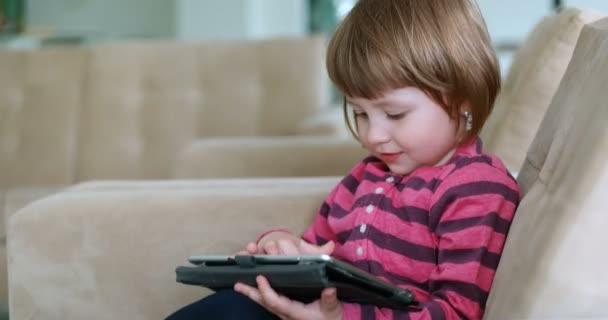 Criança usando tablet no apartamento moderno — Vídeo de Stock