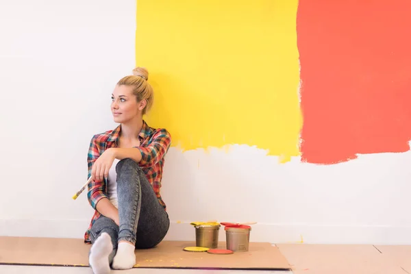 Молодая художница сидит на полу — стоковое фото