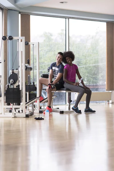 Couple in a gym have break — Stock Photo, Image