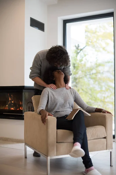 Couple multiethnique étreignant devant la cheminée — Photo