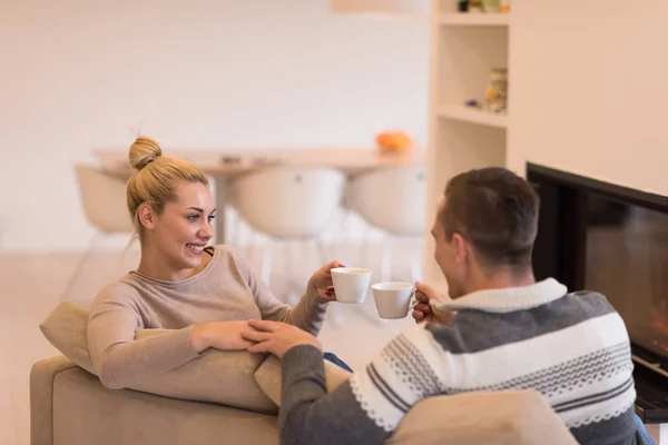 Ungt par framför öppna spisen — Stockfoto