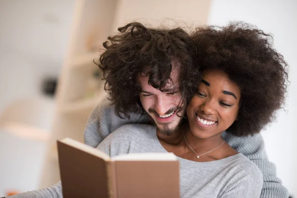 Multiethnisches Paar umarmt sich vor dem Kamin — Stockfoto