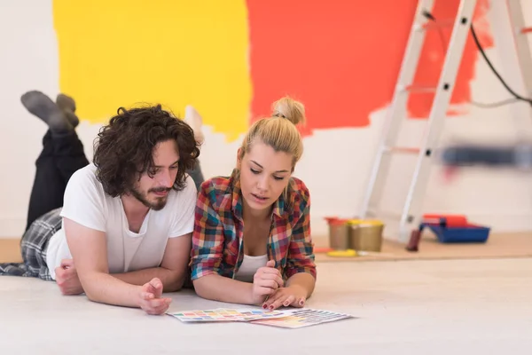 Glückliches junges Paar entspannt sich nach dem Malen — Stockfoto