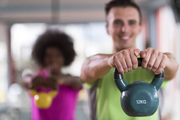 Paar training met gewichten bij cross-fit gym — Stockfoto