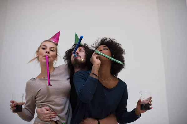 Confetti partij multi-etnische groep mensen — Stockfoto