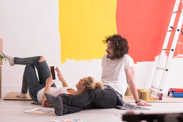 Gelukkige jonge paar ontspannen na schilderen — Stockfoto