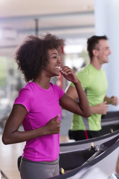 Personas que ejercen un cardio en la cinta —  Fotos de Stock