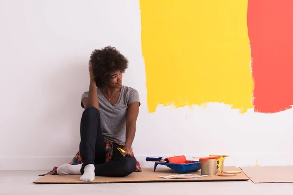 블랙 여성 화가 바닥에 앉아 — 스톡 사진