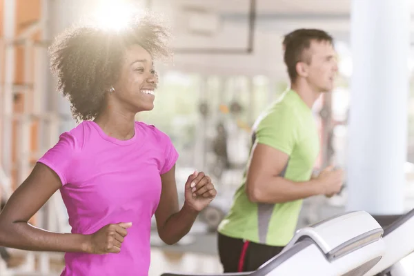 Persone che esercitano un cardio sul tapis roulant — Foto Stock