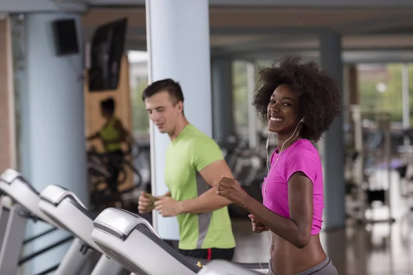 Personnes exerçant un cardio sur tapis roulant — Photo