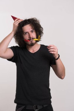 parti adam içinde düdük üfleme