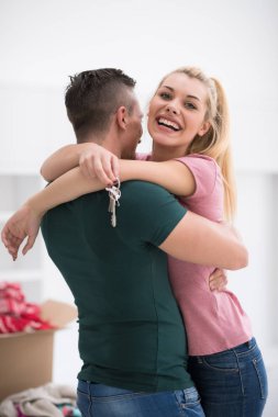 Mutlu genç çift yeni eve taşınıyor.