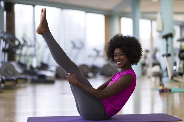 Afrikanerin übt Yoga im Fitnessstudio — Stockfoto