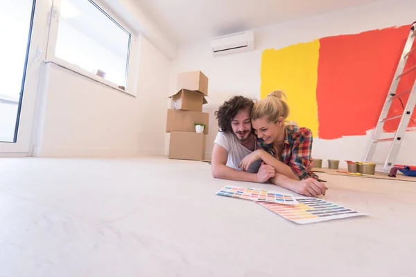 Gelukkige jonge paar ontspannen na schilderen — Stockfoto