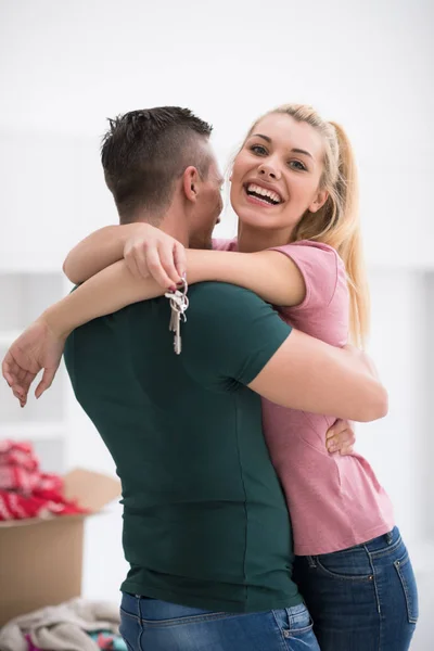 Feliz jovem casal se movendo em nova casa — Fotografia de Stock