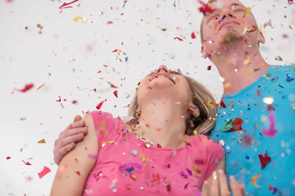 Romantische jonge koppel vieren feest met confetti — Stockfoto