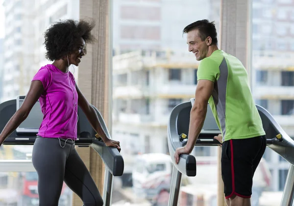 Mensen die een cardio beoefenen op de loopband — Stockfoto