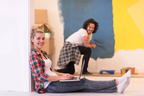 Pareja feliz haciendo renovaciones en casa — Foto de Stock