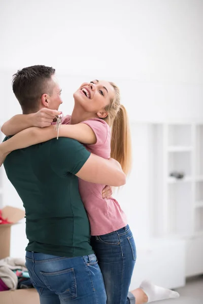 Gelukkig jong stel verhuizen in nieuw huis — Stockfoto