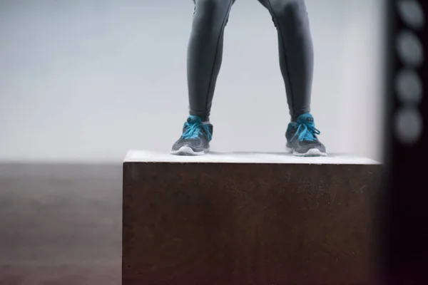 Черная женщина делает прыжки в спортзал — стоковое фото