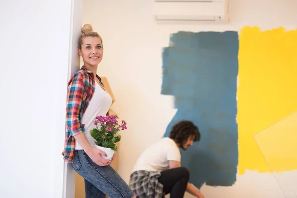 Felice giovane coppia facendo lavori di ristrutturazione casa — Foto Stock