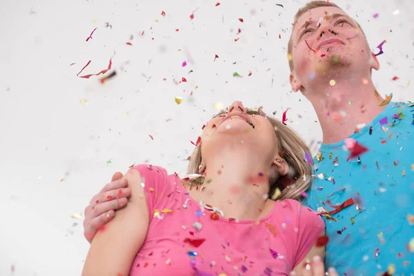 Romantique jeune couple fête fête avec confettis — Photo