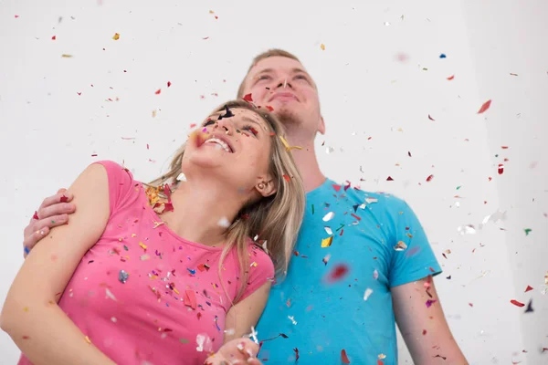 Pareja joven romántica celebrando fiesta con confeti —  Fotos de Stock