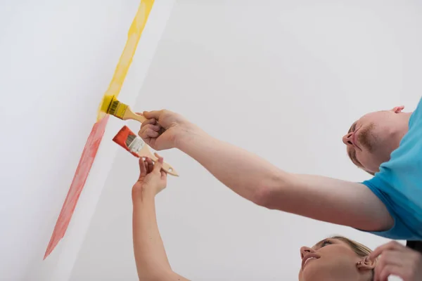 Couple peinture mur intérieur — Photo