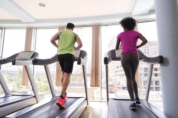 Personas que ejercen un cardio en la cinta — Foto de Stock