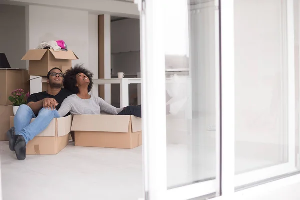 Afrikanisches amerikanisches Paar spielt mit Verpackungsmaterial — Stockfoto