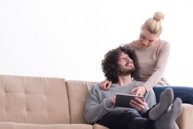 evde tablet bilgisayarlar ile rahatlatıcı Çift