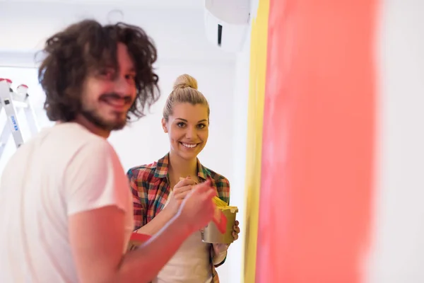 Pareja pintura interior de la pared — Foto de Stock