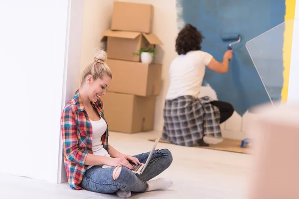 Felice coppia facendo lavori di ristrutturazione casa — Foto Stock