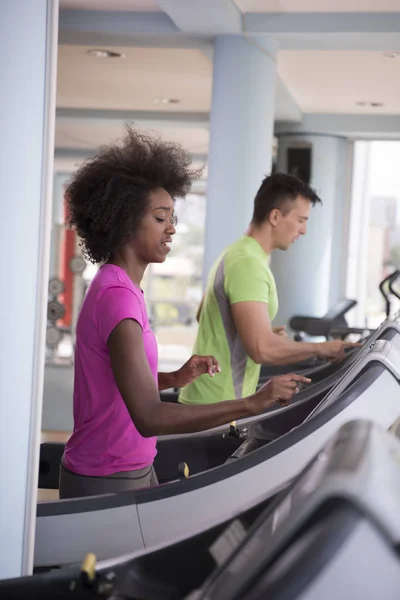 Menschen beim Ausdauertraining auf dem Laufband — Stockfoto