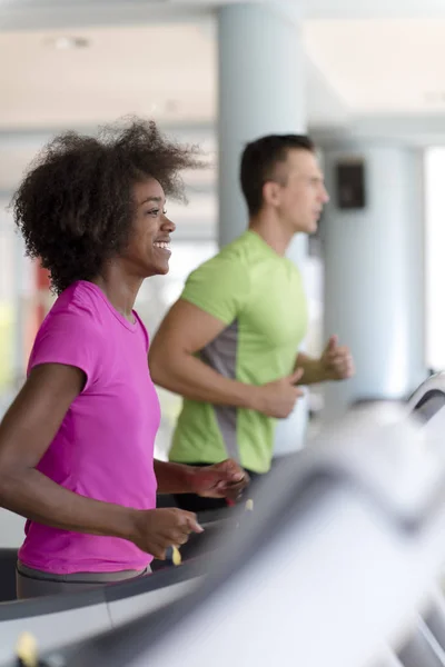 Mensen die een cardio beoefenen op de loopband — Stockfoto