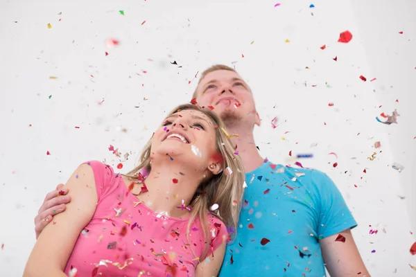 Romantische jonge koppel vieren feest met confetti — Stockfoto