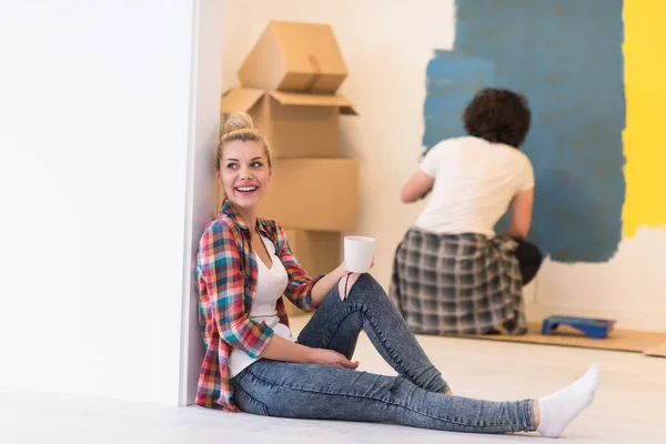 Giovane coppia facendo lavori di ristrutturazione casa — Foto Stock