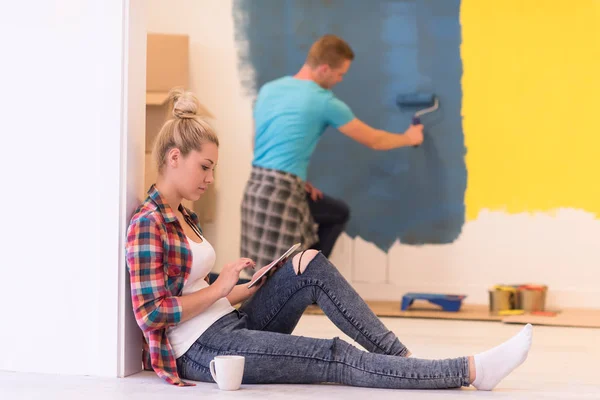 Pareja haciendo renovaciones en casa — Foto de Stock