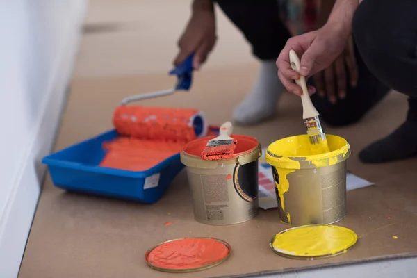 Pintores preparan el color para la pintura — Foto de Stock