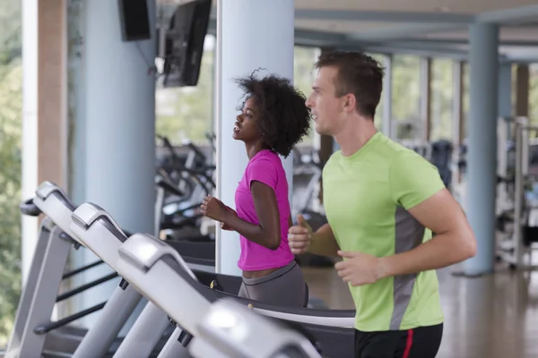 Pessoas que exercem um cardio na esteira — Fotografia de Stock