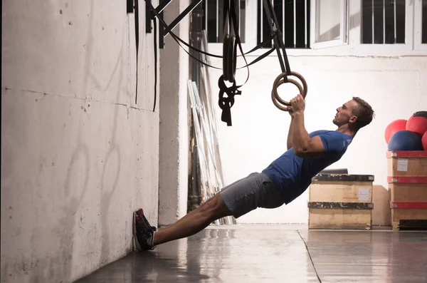 Hombre haciendo ejercicio de inmersión —  Fotos de Stock